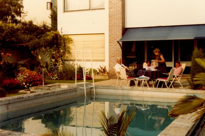 Hans und Emmy am Pool WEB
